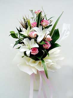6 pink Roses with White Liliums