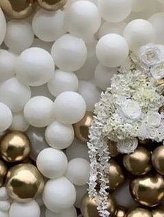 50 white and gold air filled balloons decorated with white garland