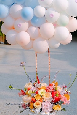 20 Pink and blue balloons on the stick of a a basket with mix colors roses in pink orange red