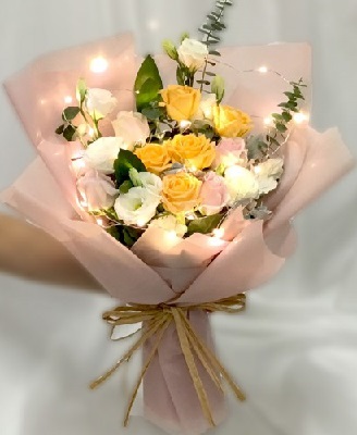 20 Yellow pink white rose in pink wrapped and raffia with fairy lights