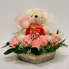 6 inches Teddy in a basket of 6 pink roses