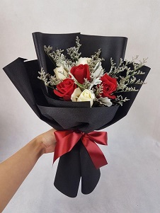 10 red and white roses in black paper